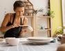 Une dame fait un bol en poterie