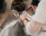 Coiffeur réalisant une couleur