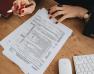 femme remplissant des documents administratifs