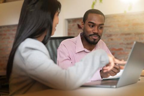 des personnes en train de discuter