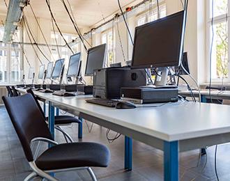 Photo d'une salle informatique disponible en location à la Chambre de Métiers d'Alsace de Colmar