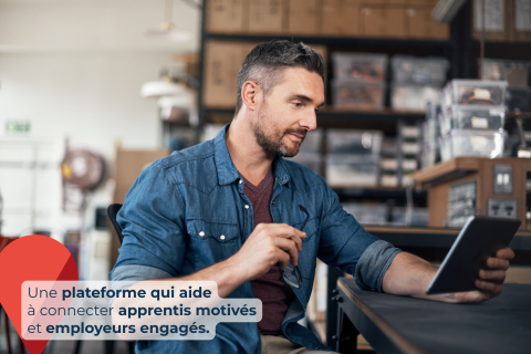 Photo d'un artisan qui consulte la plateforme apprenti-artisan